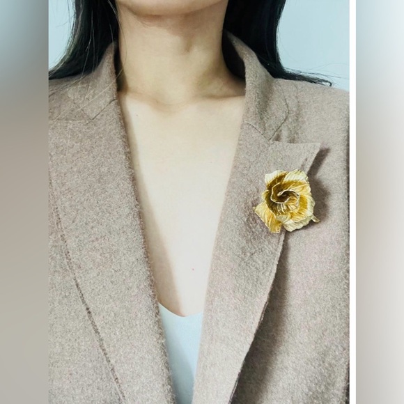 Dior Gold Floral Brooch - Picture 2 of 14